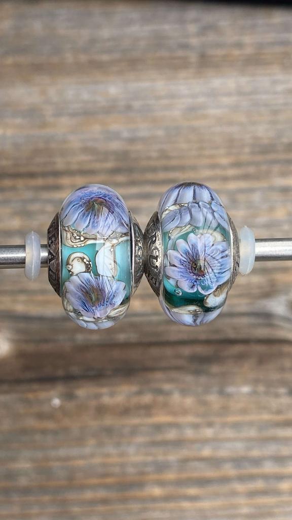 AQUARIUM  SET 1 big flowers on light tr taiga