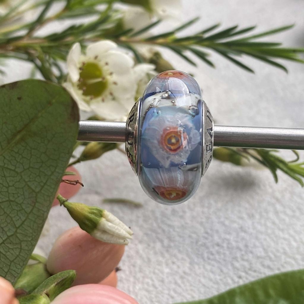 AQUARIUM 60 daffodils on tr blue