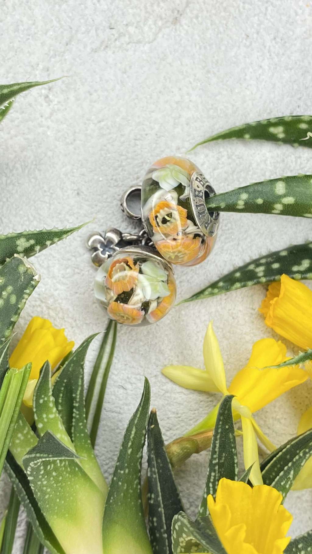 AQUARIUM SET 1 yellow daffodils set with clover