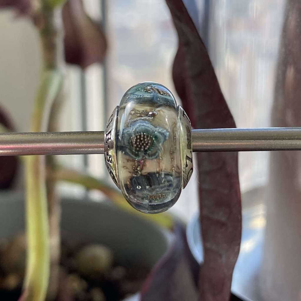 AQUARIUM  22 beauty blue on ivory