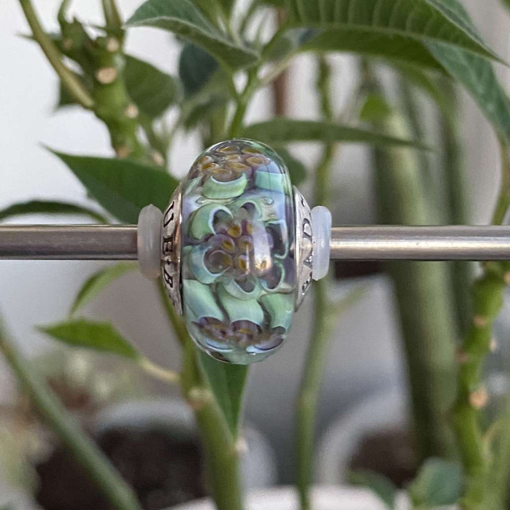 AQUARIUM  13 green flowers on royal viola