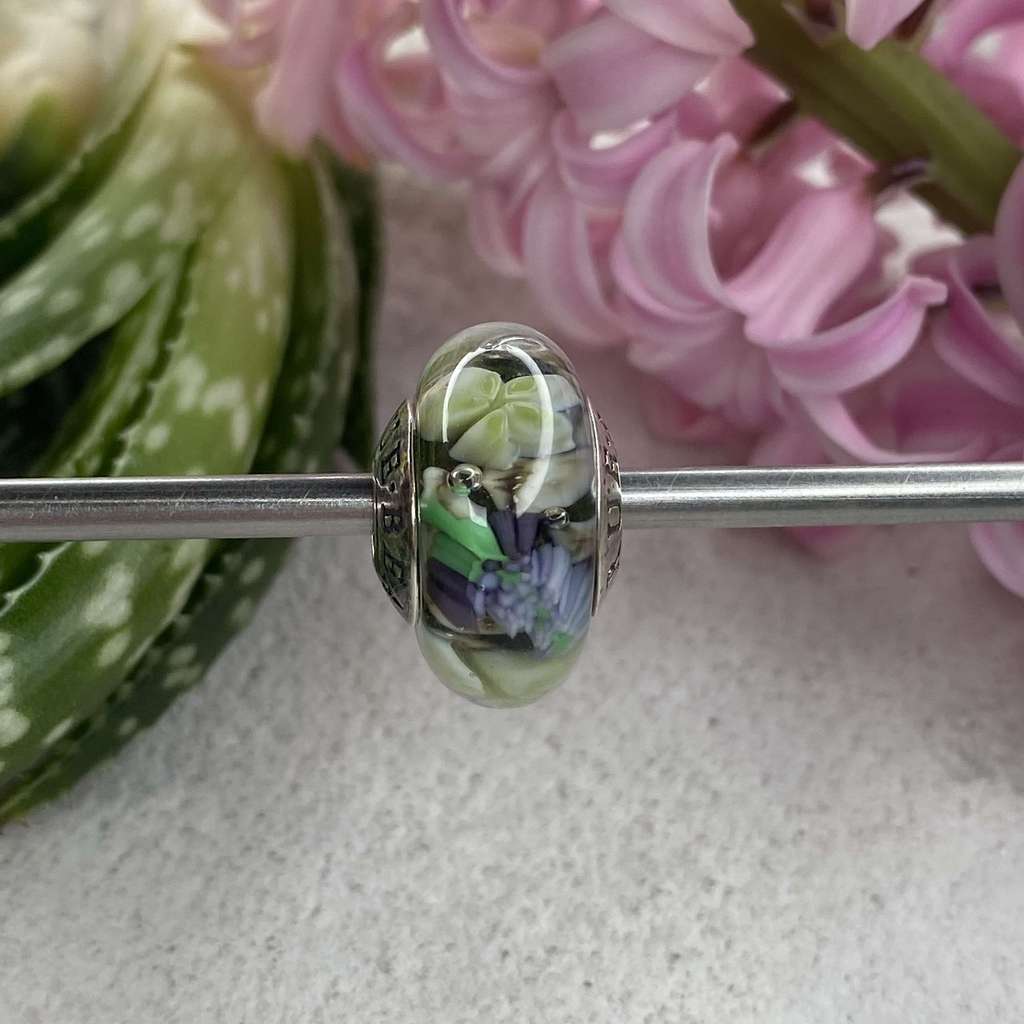 AQUARIUM  10 grapes with leaves on dark green