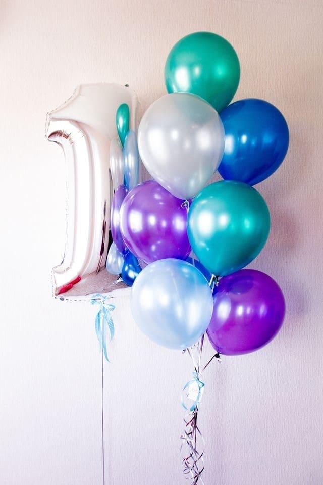 фото композиции из шаров с гелием  серебряная цифра 1 и фонтан из фиолетовых,зеленых шаров