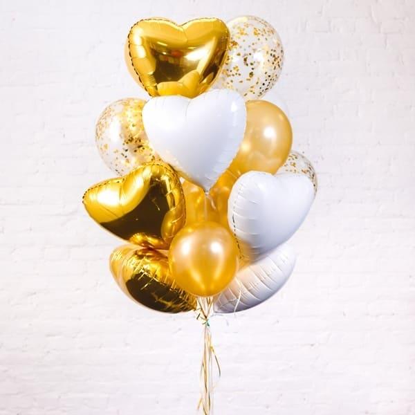 букет из шаров с золотыми и белыми сердцами