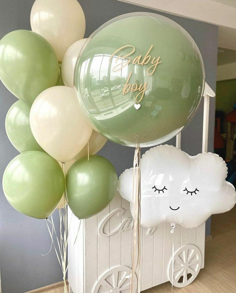 композиция из шаров для мальчика в интерьере с облаком