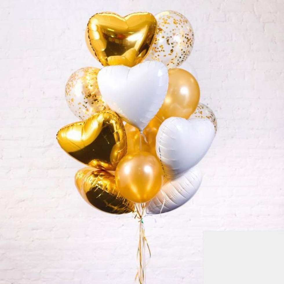 фото букета шаров с золотыми сердцами на белом фоне