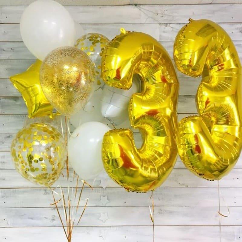 фото золотых шаров -цифр 33 на фоне белых досок