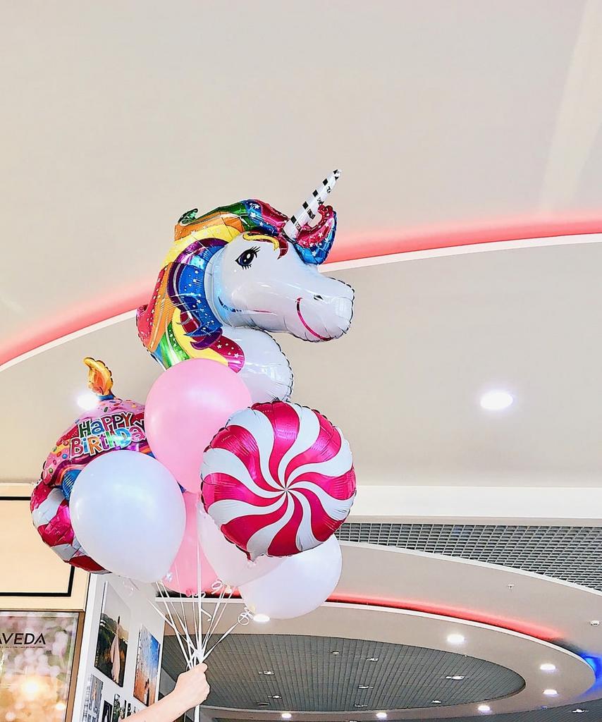 фото композиции в интерьере с шаром фольгированным голова единорога и латексными шарами