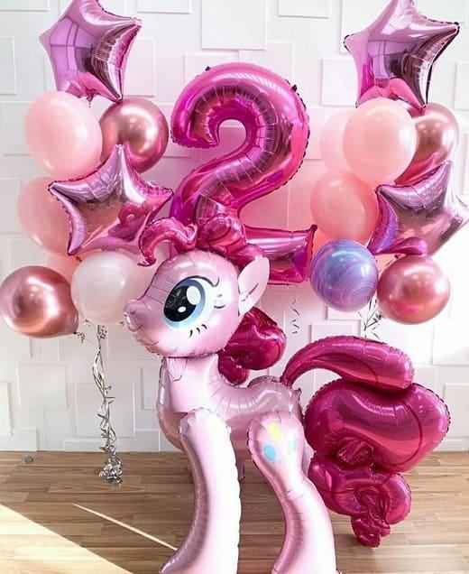 фото композиции из розовых шаров-ходячая фигура пони пинки пай,,цифра 2 розовая  латексные розовые шары с гелием