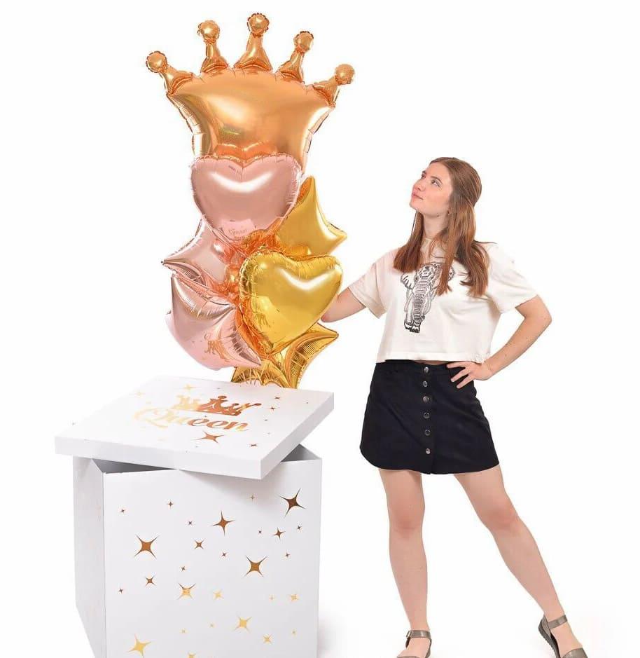 фото девушка с коробкой сюрпризом