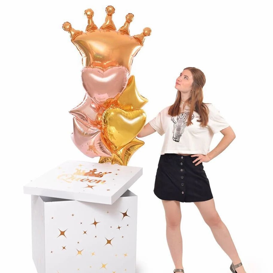 фото девушка с коробкой сюрпризом