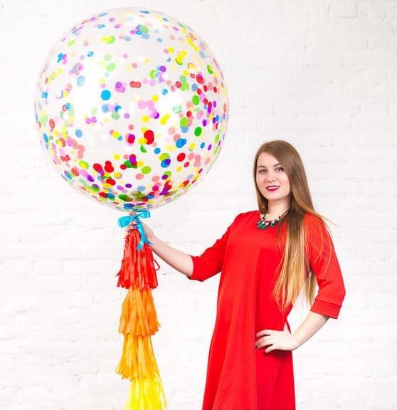 девушка в красном платье демонстрирует шар фото