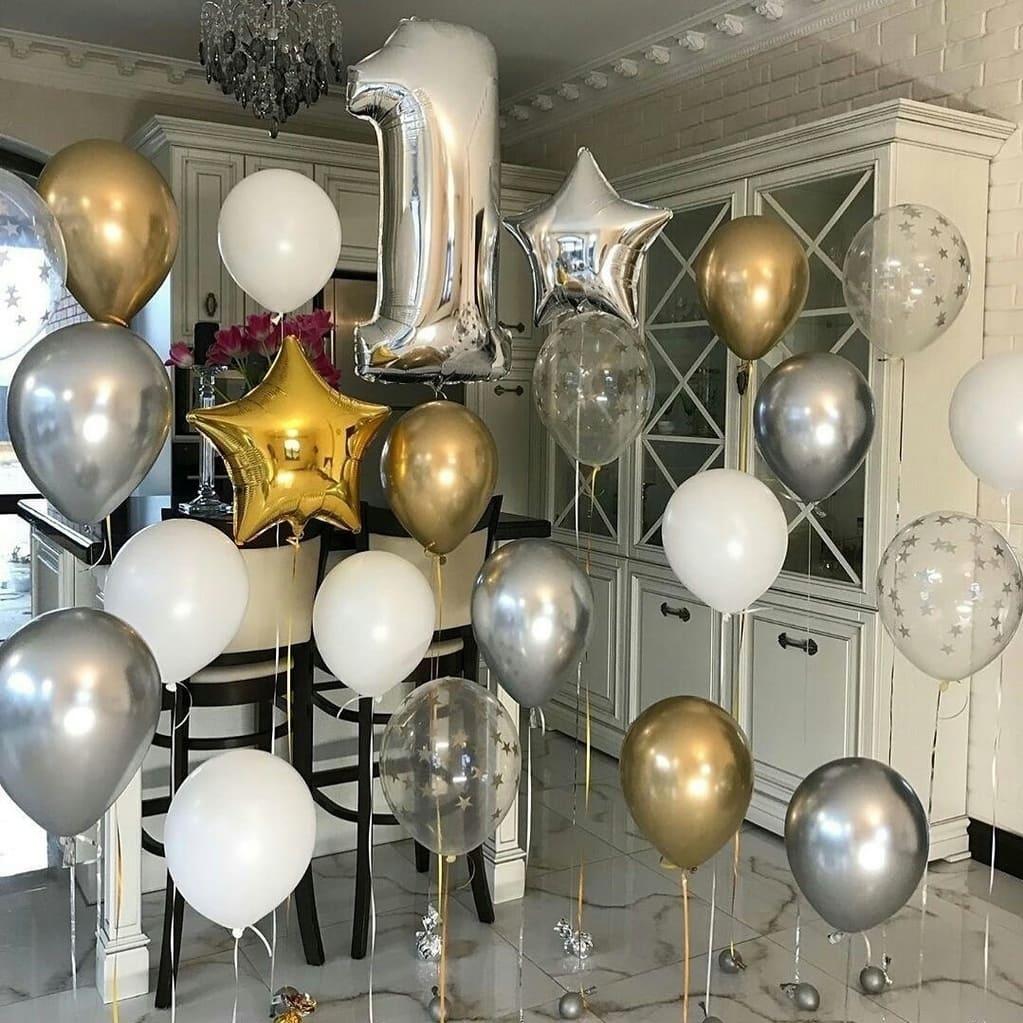 фото фотозоны в интерьере с золотыми и серебряными  шарами с гелием