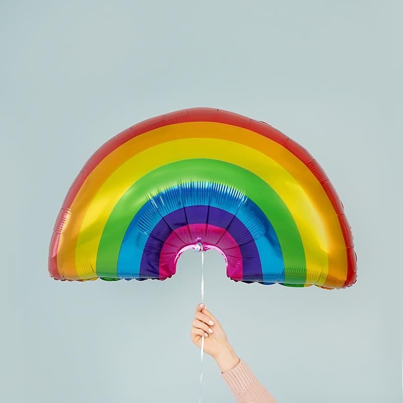 фотография на сером фоне шара в виде радуги