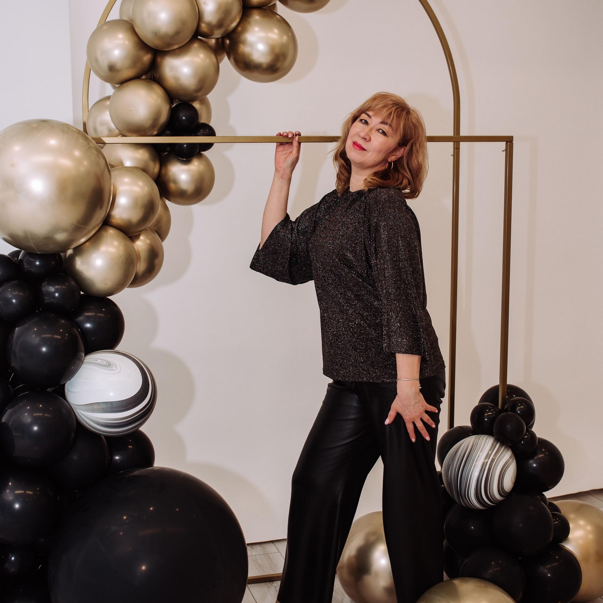 фото женщина демонстрирует фотозону для вечеринки