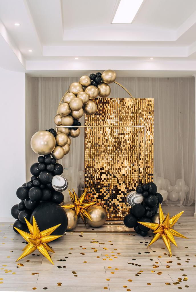 фото фотозона с пайетками и шарами в виде звёзд без людей