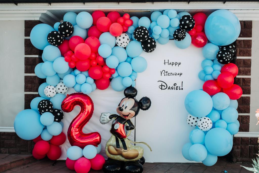 фотография фотозоны с шариком микки МАУС и шар-цифра два голубые и красные шарики