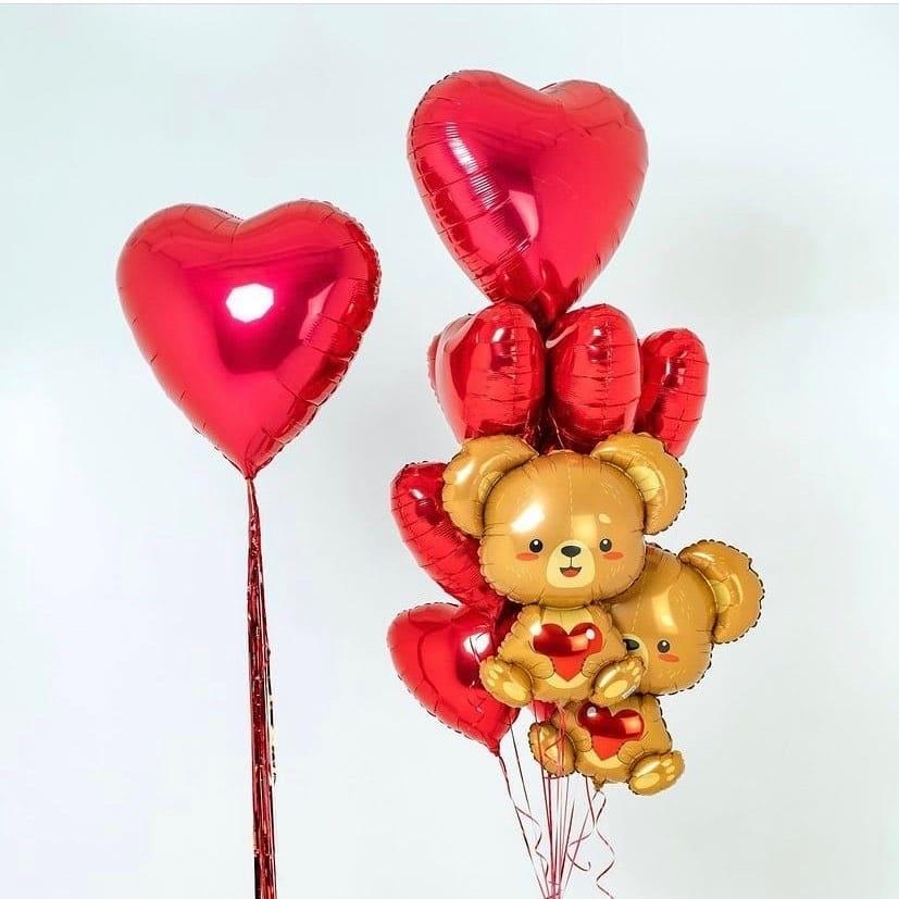 фото шаров в виде красных сердец и двух мишек на белом фоне