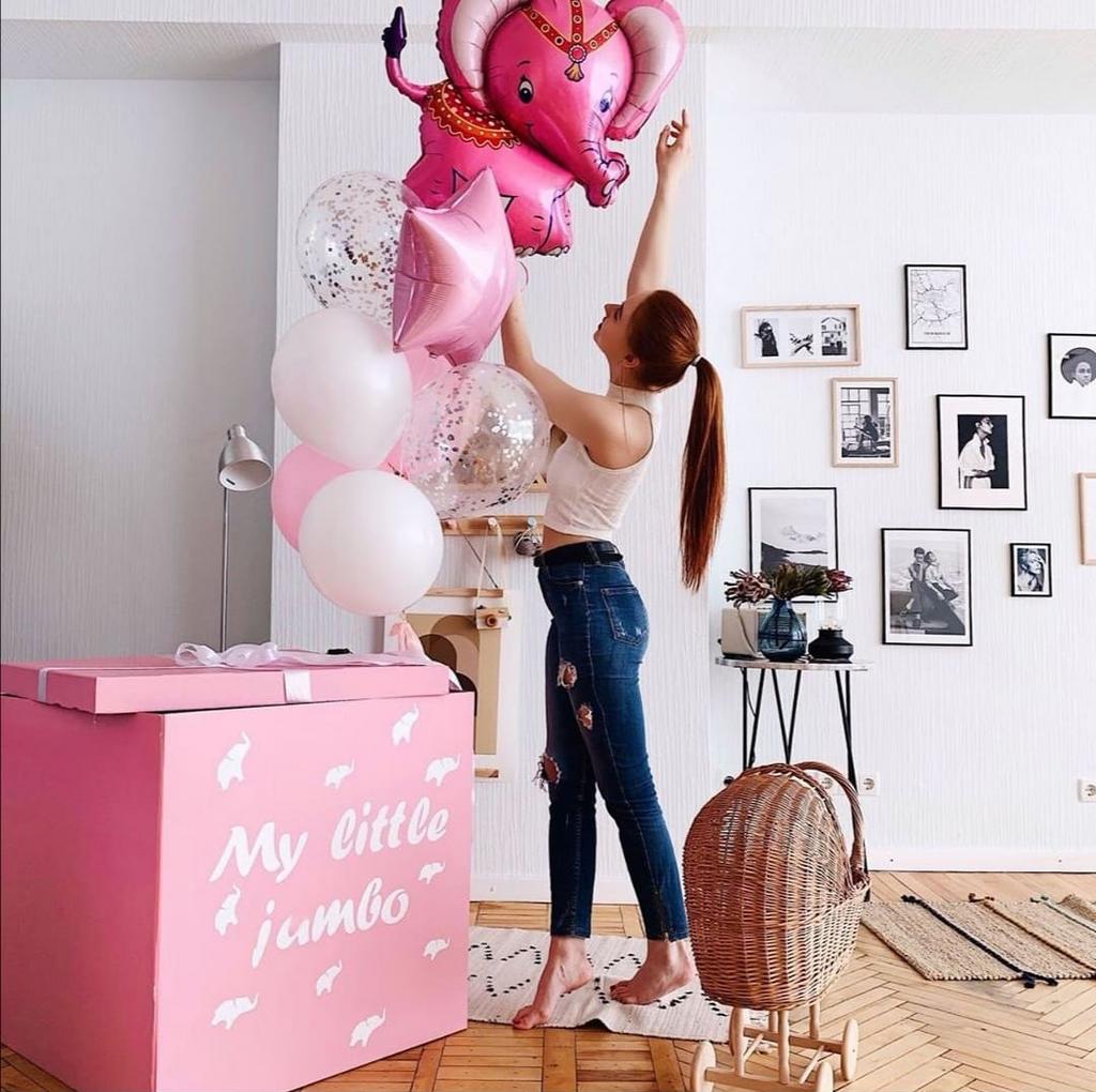 фото девушка с коробкой-сюрпризом в комнате