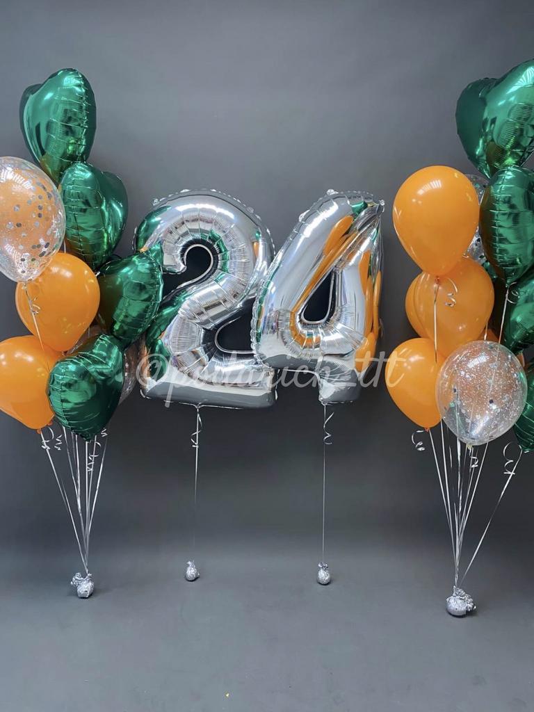 фотография на сером фоне, шары на праздник с цифрами и фонтанами