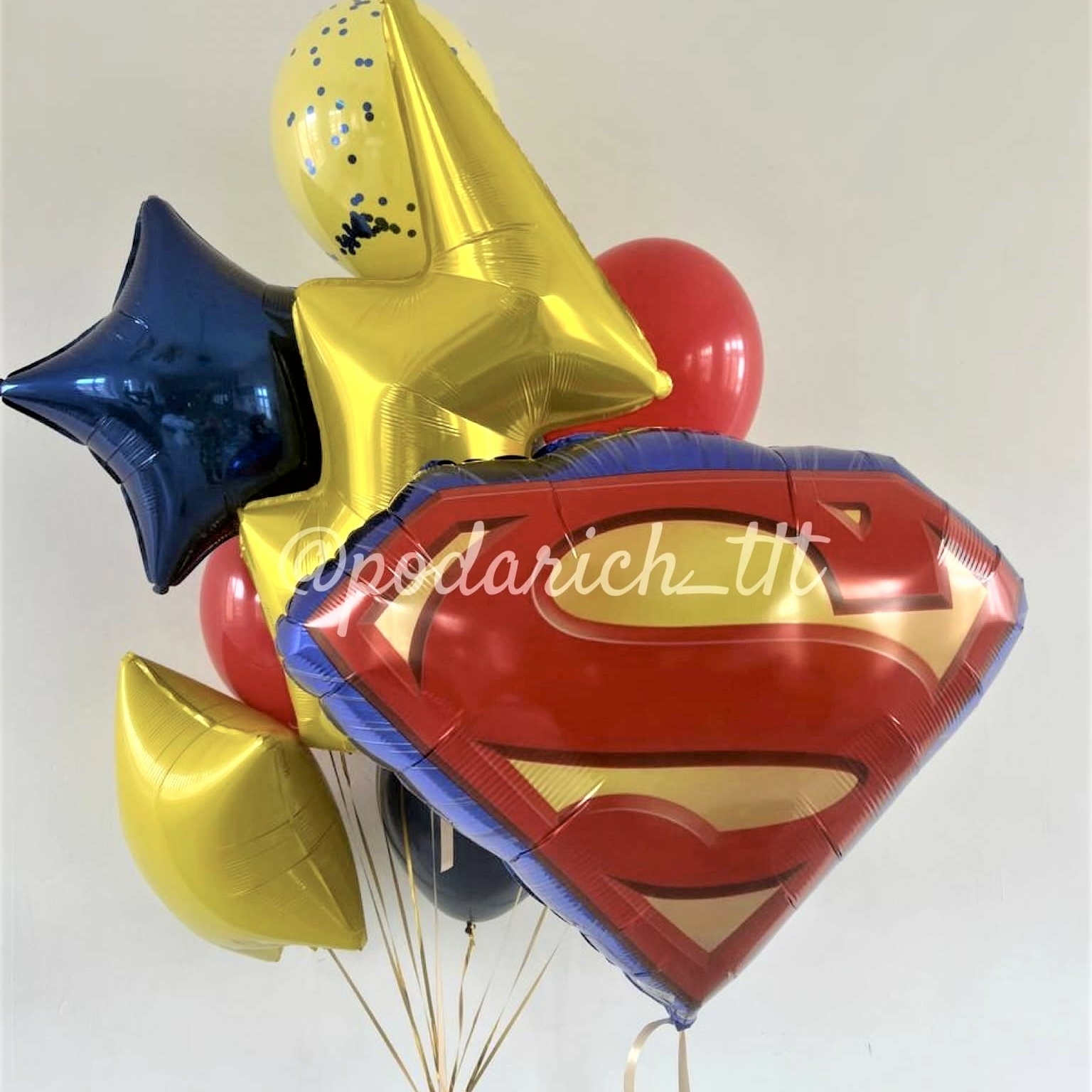 фотография шар в виде эмблемы супермена в окружении других шаров