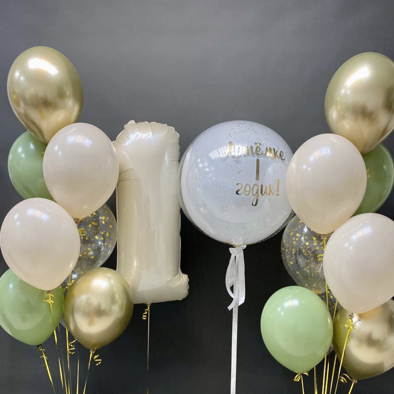 фото воздушные шары в интерьере на однотонном фоне