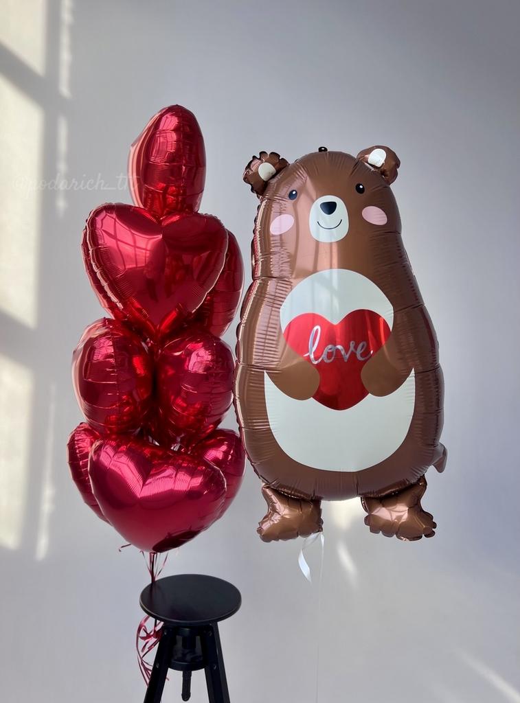 фото шариков с гелием- мишка с сердцем и фонтан  их красных фольгированных сердец