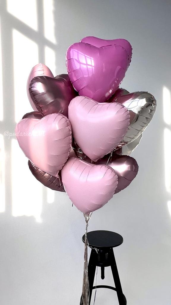 фото связка из 10 фольгированных розовых сердец, привязанная к стулу