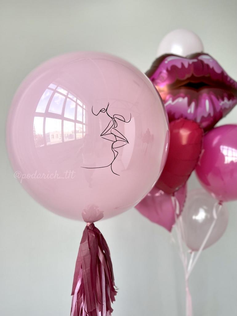 фото Большой розовый шар с наклейкой и  фонтан из розовых  шариков с шаром  Губы