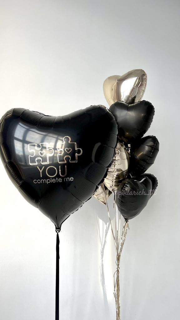 Фото шар с гелием большое черное сердце и фонтан из черно-золотых сердец
