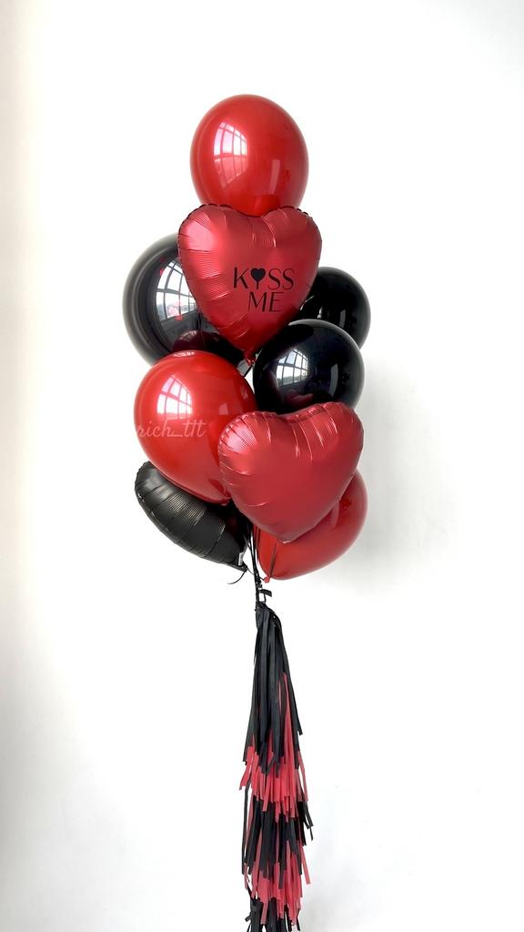 фото фонтана из шариков с гелием красные и черные латексные круглые шары и красные сердечки