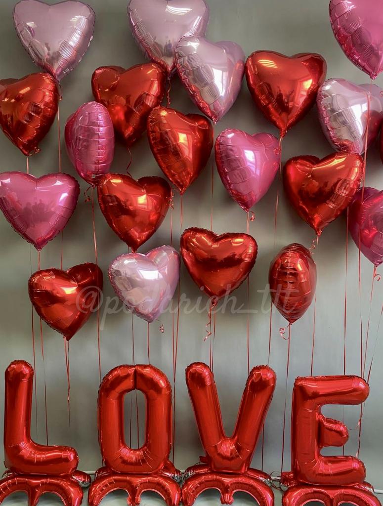 фото шаров с гелием- стена из красных и розовых сердец с гелием и буквы LOVE