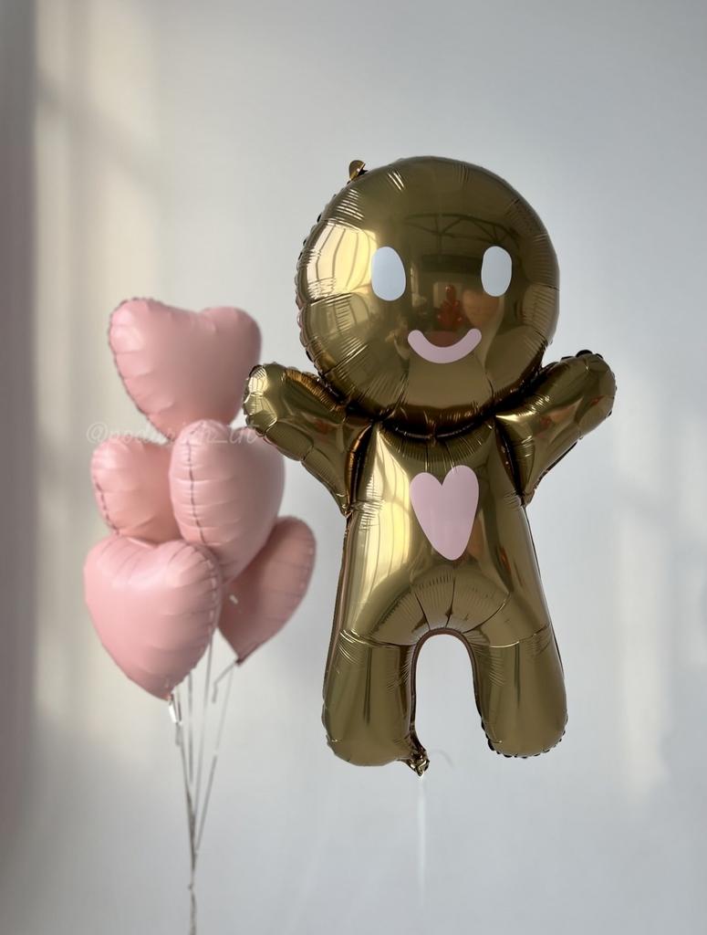 Фото шаров с гелием Пряничный человечек и фонтан из пяти розовых сердечек