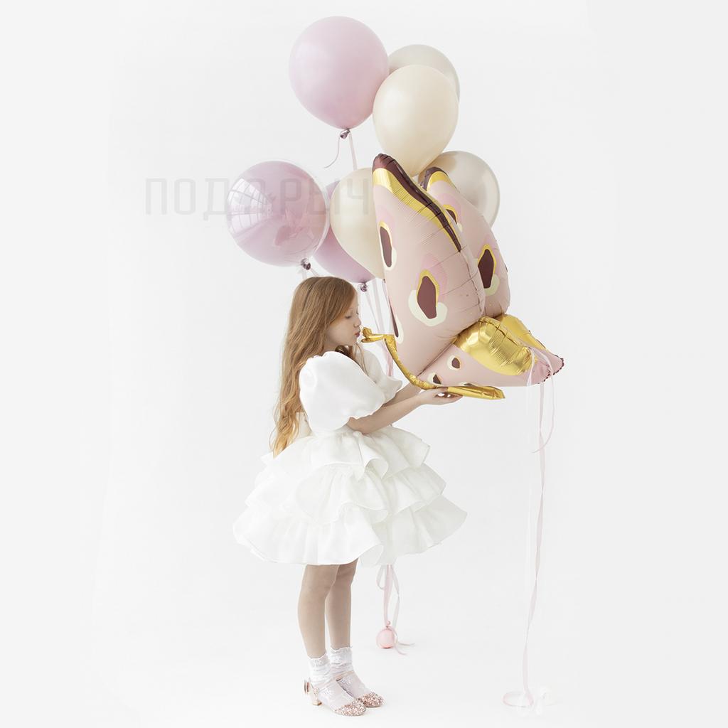 Девочка  в белом платье 5 лет с Шариком Бабочкой в руках и сиреневыми шариками