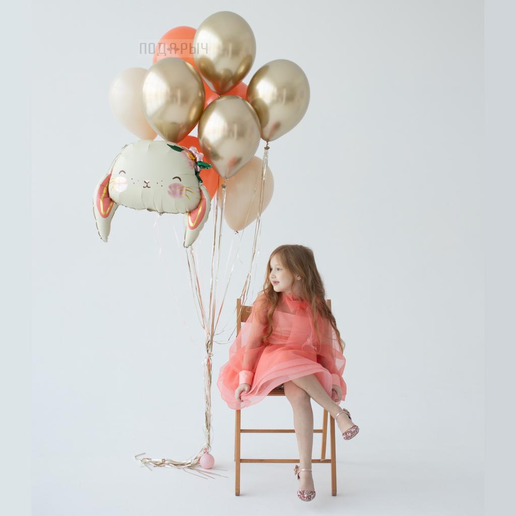 Фото Девочка 5 лет сидит на стуле с Гелиевыми шариками золото и оранжевыми и шар голова зайца