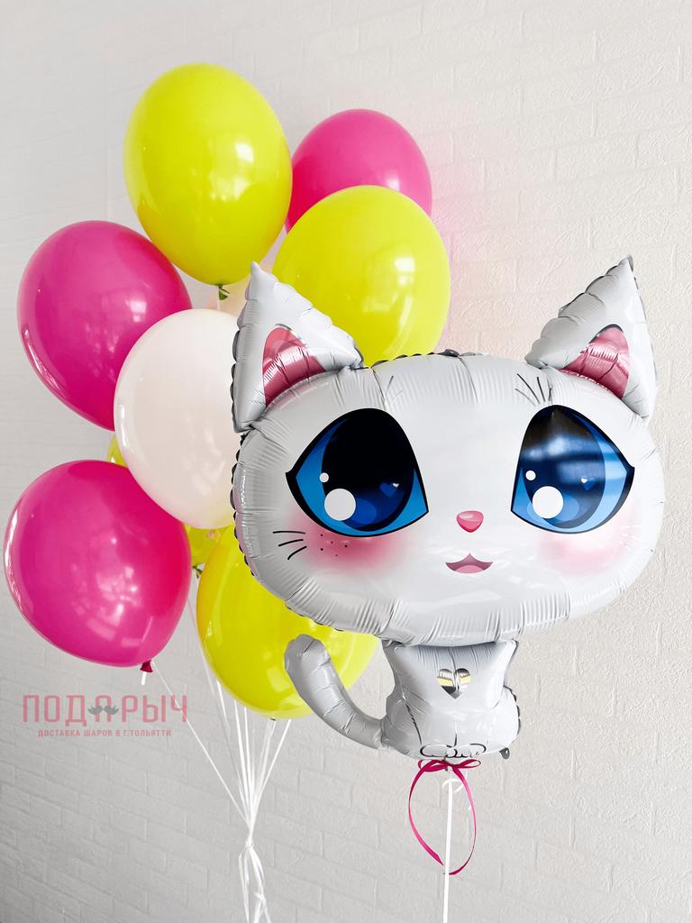 фото на белом фоне шарик с гелием в виде котёнка и желтые и розовые гелиевые шары