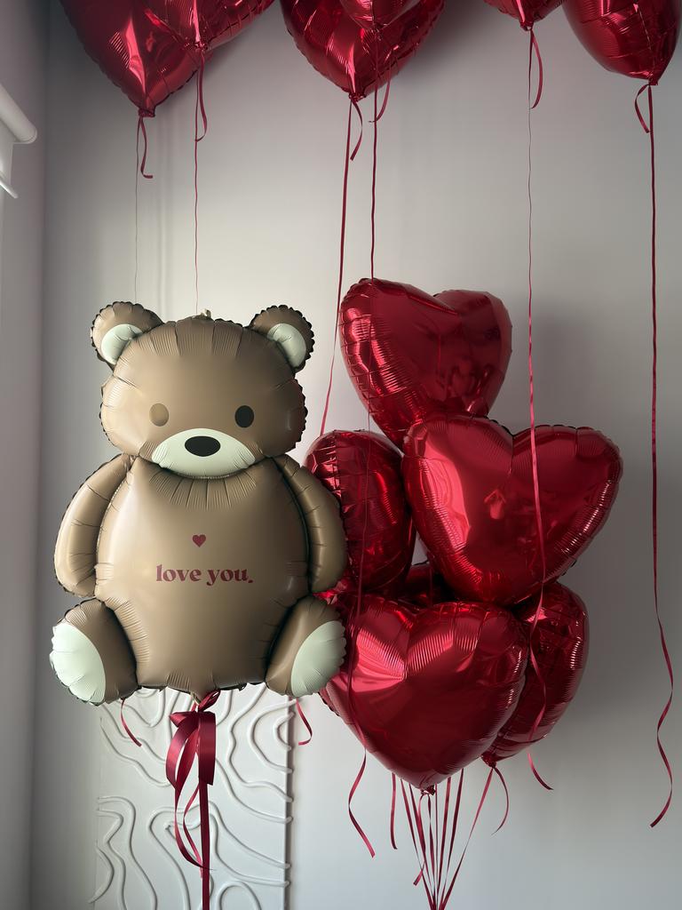 Набор воздушных шаров ко Дню влюблённых подходит для годовщины, 14 февраля и романтических дат. Шары в форме сердец создают визуальный акцент на празднике и хорошо смотрятся на фото.