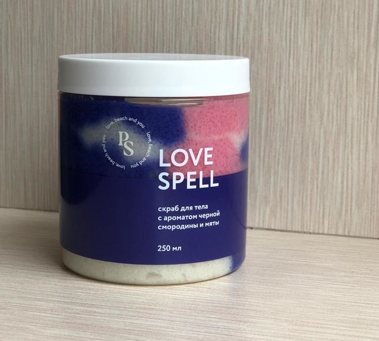 Скраб для тела LOVE SPELL с ароматом черной смородины и садовой мяты