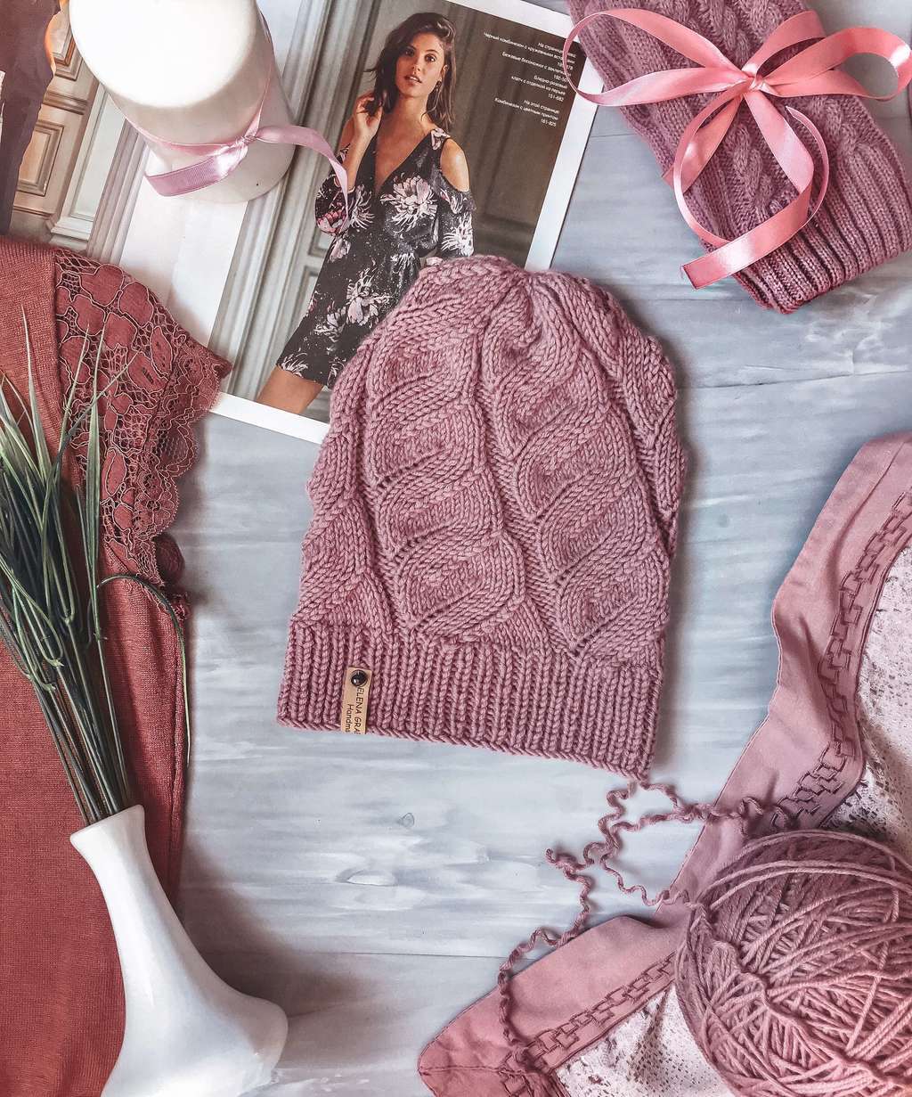 Шапочка с ложными косами