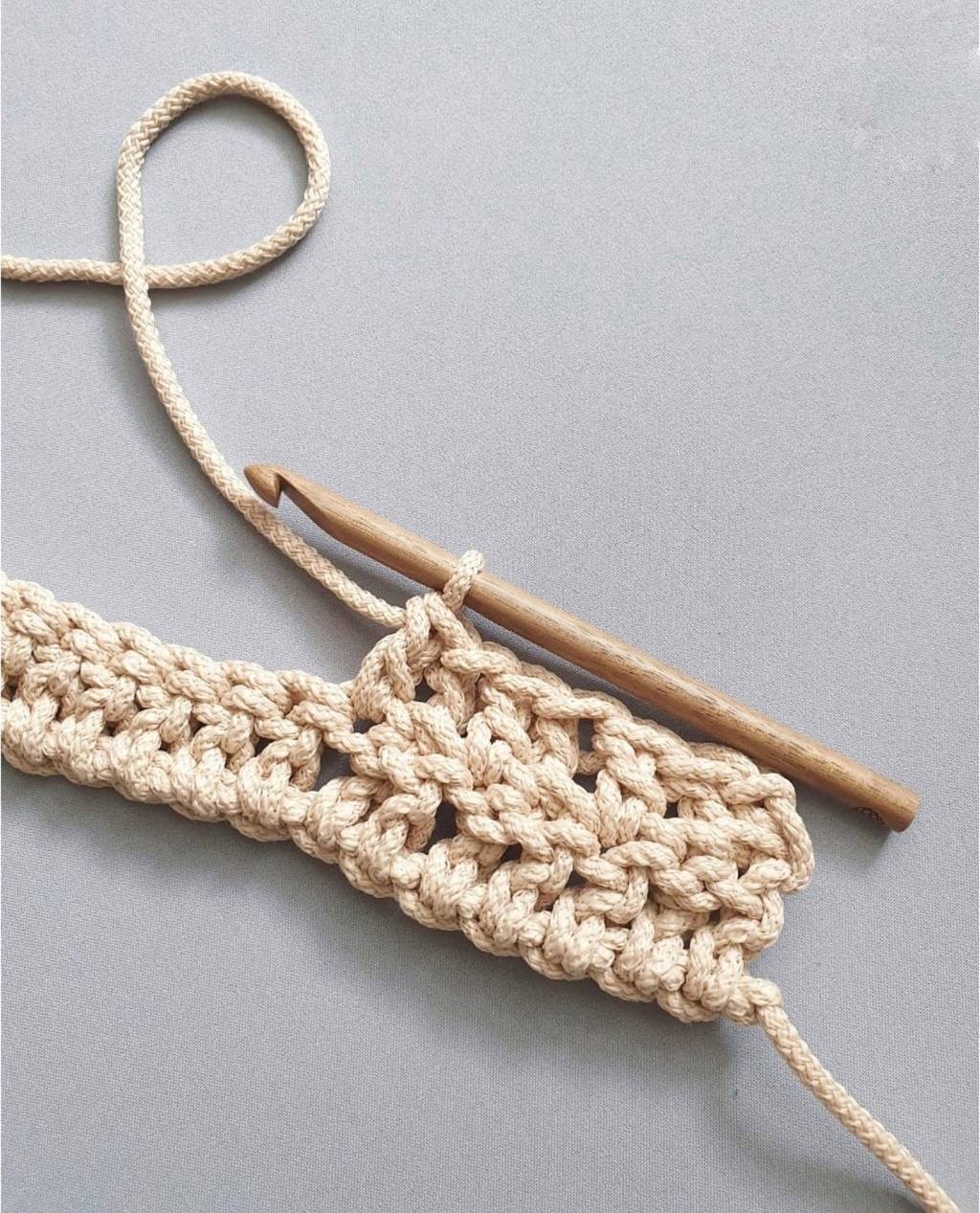 Рельефные изнаночные столбики с накидом