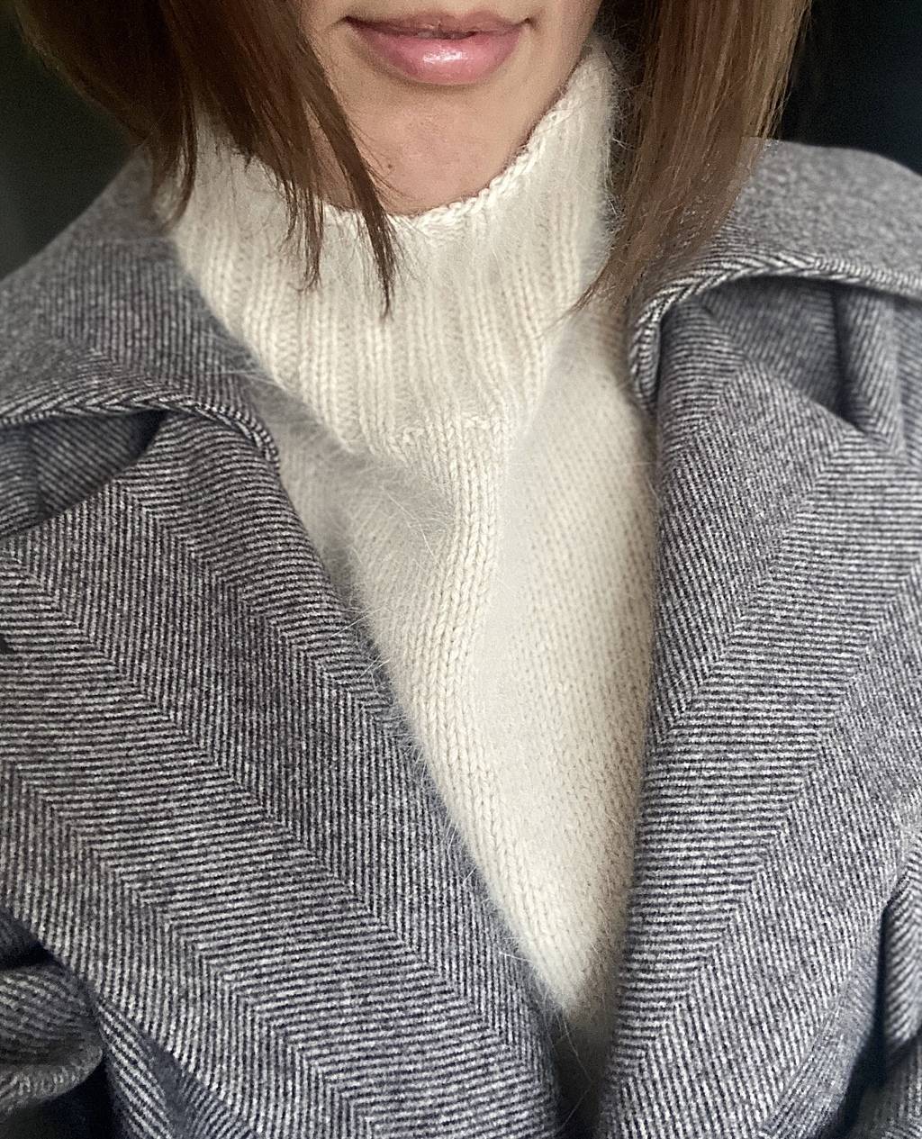 Пушистая манишка "Уголок"