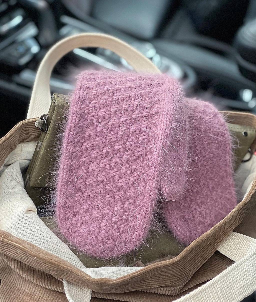 Пушистые анатомические варежки "Pearl mittens"