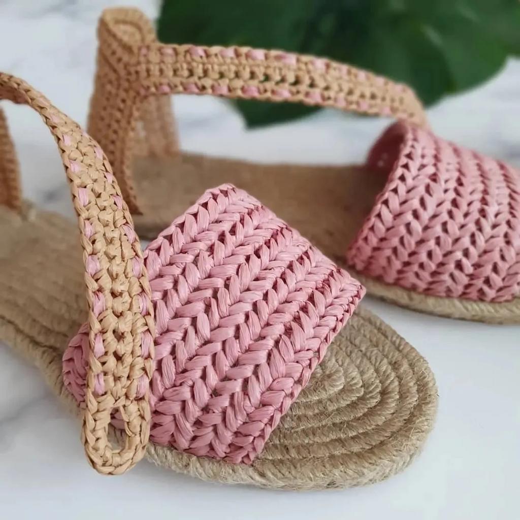 Сандалии из рафии