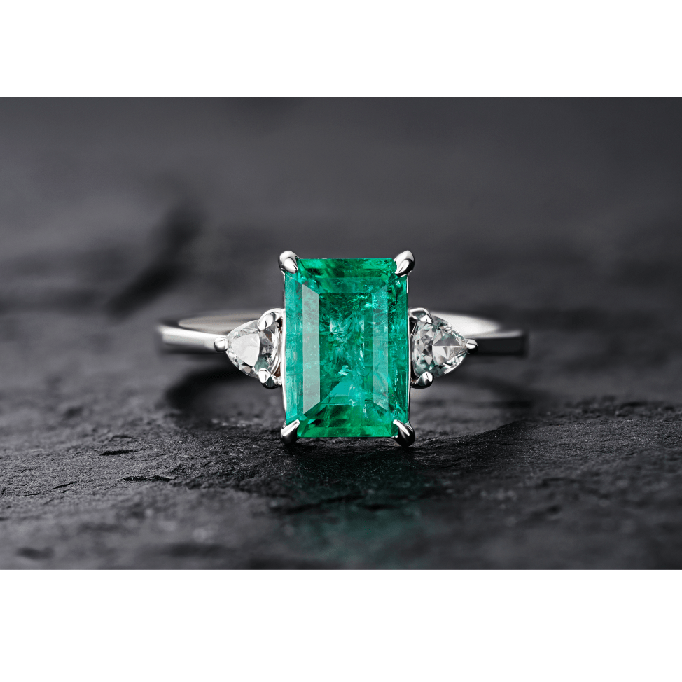 Помолвочное кольцо с изумрудом и боковыми треугольниками
