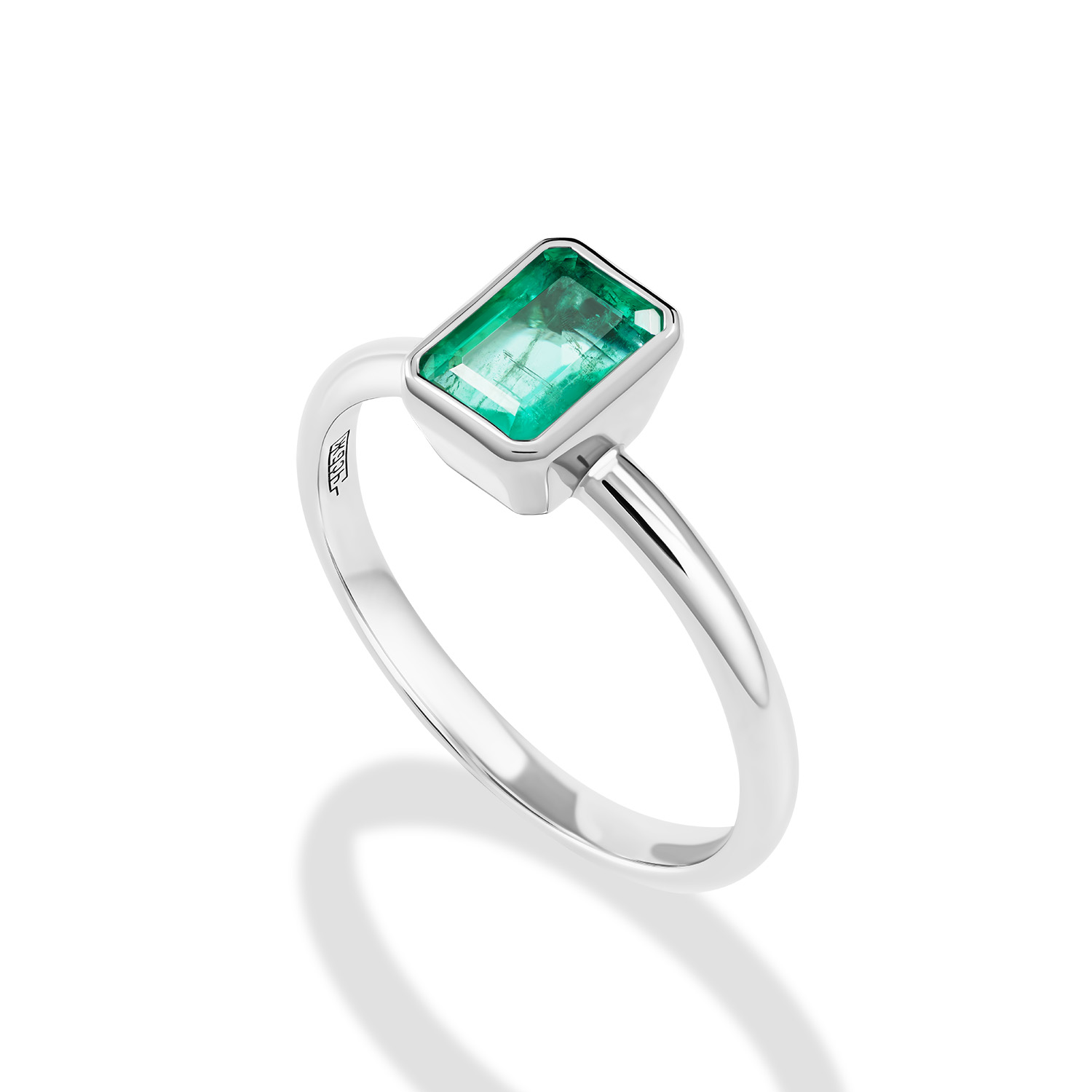Кольцо с изумрудом огранки октагон в закрытом касте