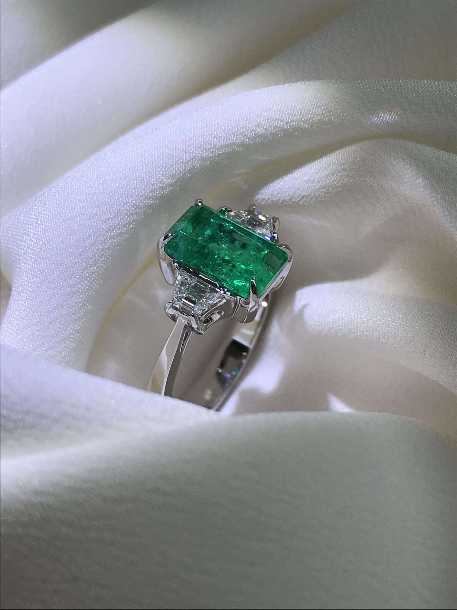 Кольцо с изумрудом и бриллиантами трапециями