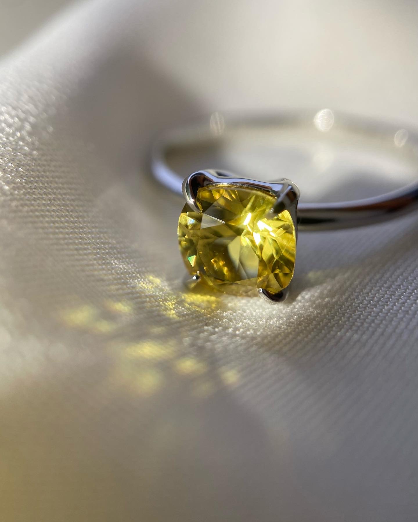 Помолвочное кольцо с желтым сапфиром кушон