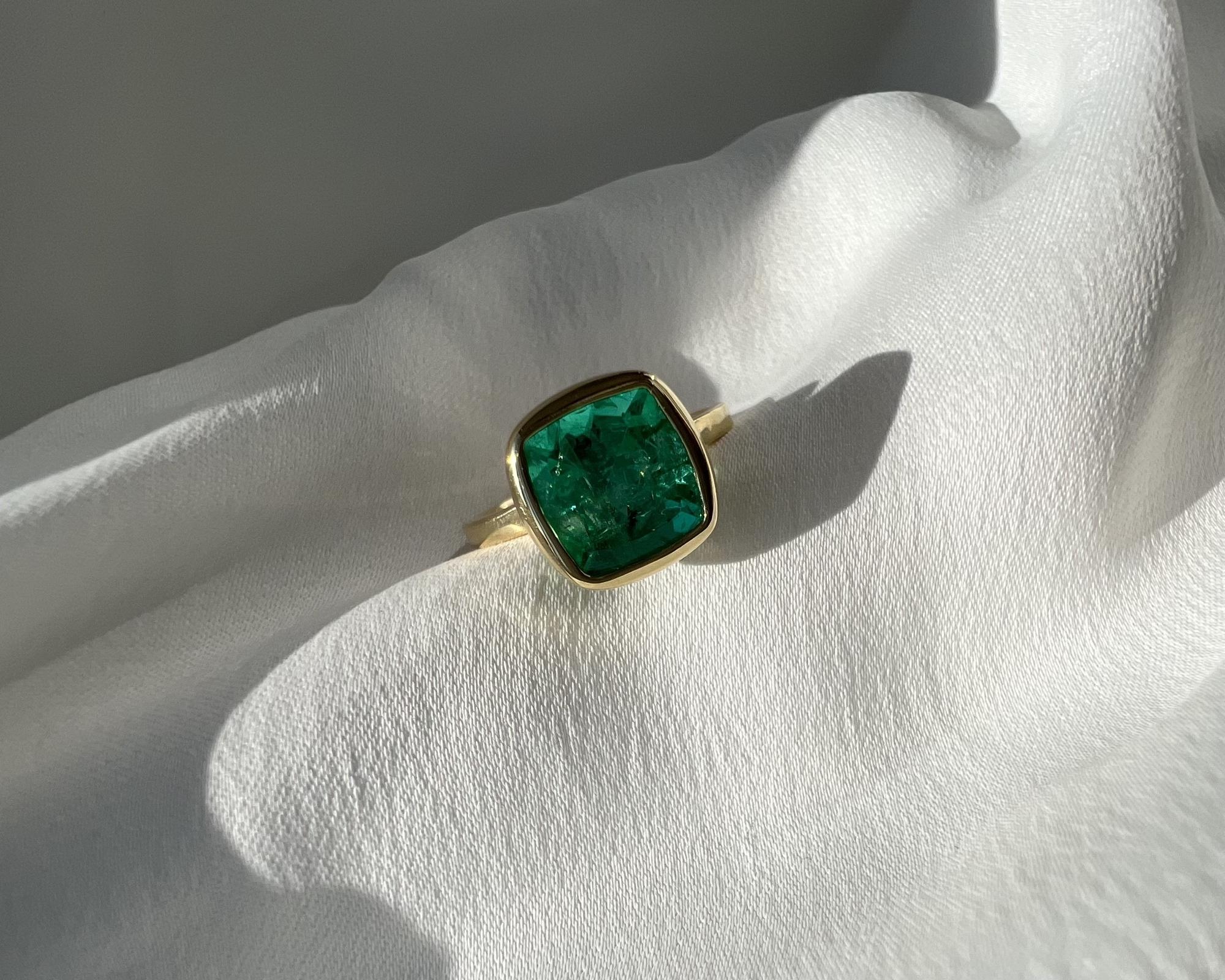 Кольцо с изумрудом с полуглухой закрепкой камня