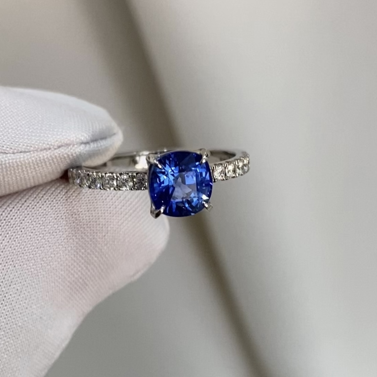 Кольцо с синим сапфиром на бриллиантовой дорожке