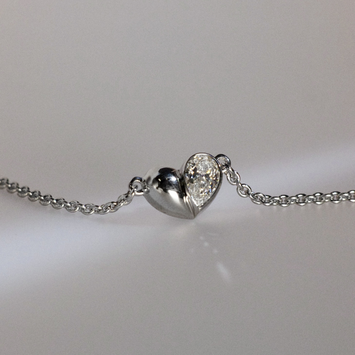 Подвеска Сердце из белого золота с бриллиантом